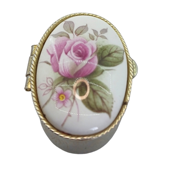Vintage Pill/ Mints/ Trinket Box Keepsake Box Floral Rose White  Procelain - Picture 2 of 6